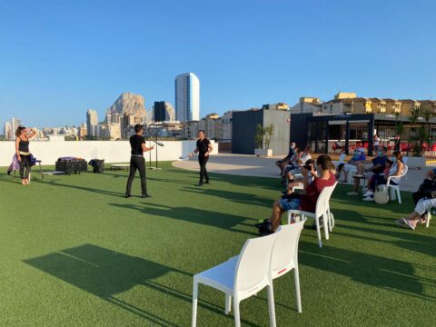 Espectáculo de magia e ilusión en Plaza Central Calpe