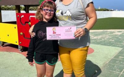 Kelsey Talboom recoge su regalo por el día de la madre