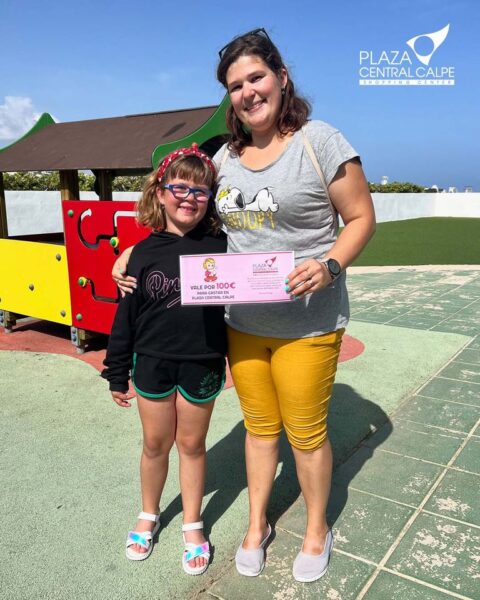 Kelsey Talboom recoge su regalo por el día de la madre