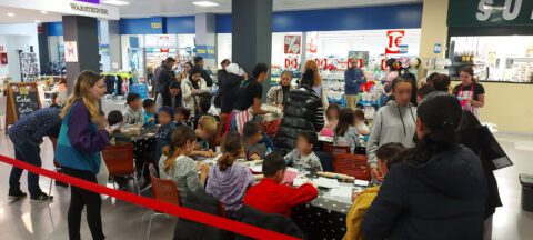 Éxito rotundo en el Taller de Decoración de Galletas ‘I Love Papá’ en la Plaza Central Calpe en celebración del Día del Padre
