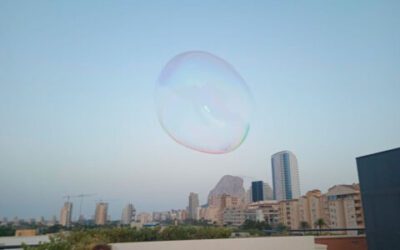 Gran diversión en el Taller de Pompas Gigantes de Jabón de Sambori