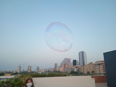 Gran diversión en el Taller de Pompas Gigantes de Jabón de Sambori